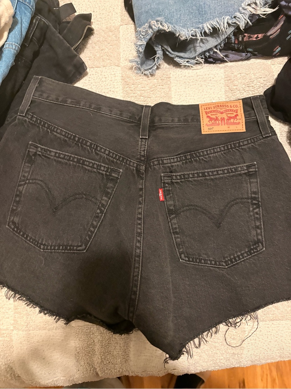Black Washed Levi shorts - Picture 3 of 3
